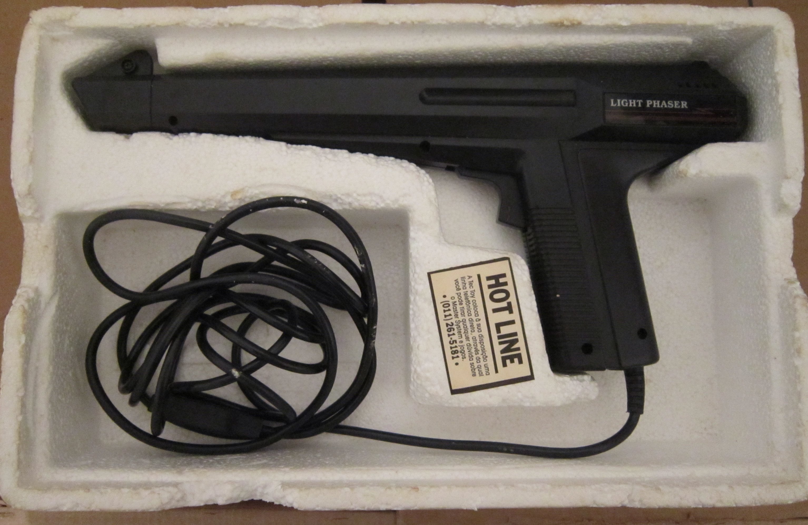 link=http://www.sega-brasil.com.br/fullalbums/Acessorios/Master%20System/Pistola Light Phaser Caixa Interior_SEM_SEGA.jpg