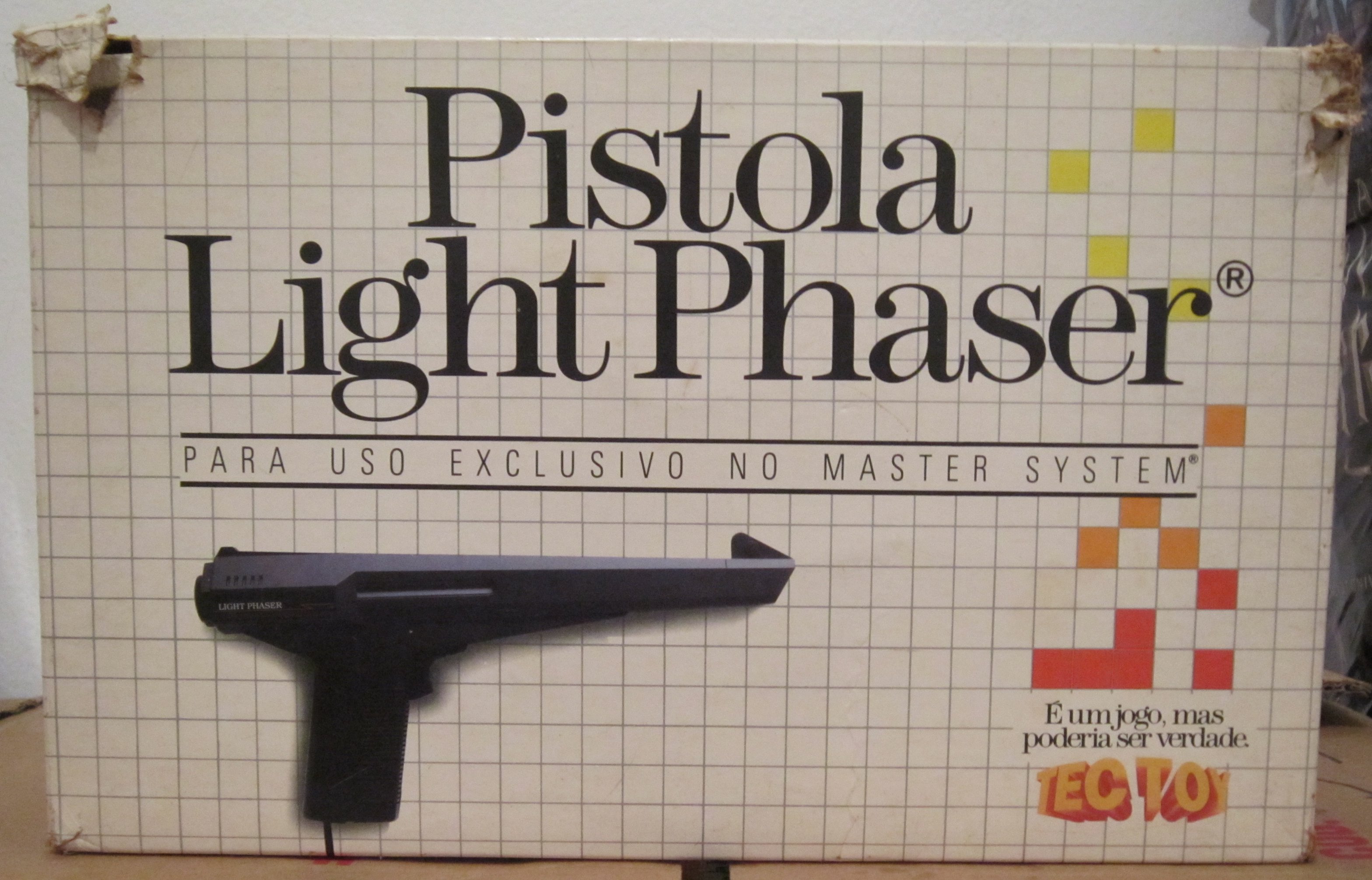 link=http://www.sega-brasil.com.br/fullalbums/Acessorios/Master%20System/Pistola Light Phaser Caixa Frente_SEM_SEGA.jpg