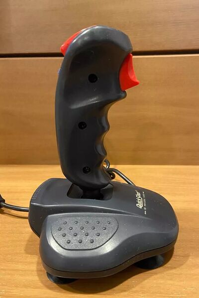 Arquivo:SMSJoysticktipoManche08.jpg