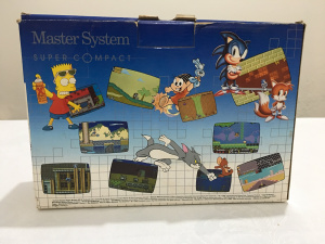 MasterSystemSuperCompactcomSonicnaMemoriaePilhas 02.jpg