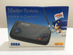 MasterSystemSuperCompactcomSonicnaMemoriaePilhas 01.jpg