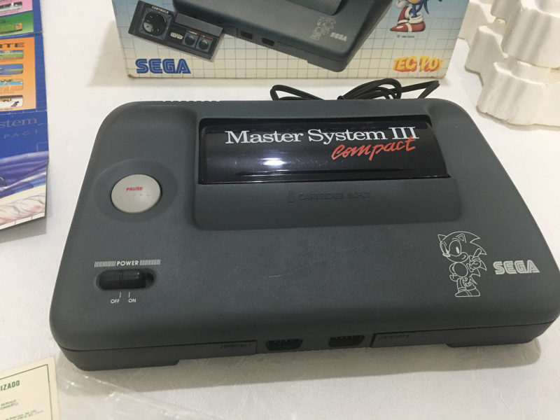 Arquivo:MasterSystem3CompactcomSonicCaixaAzuleBranca 10.jpg