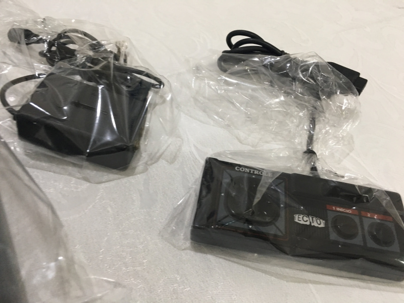 Arquivo:MasterSystem3CompactcomSonicCaixaAzuleBrancaeSeloInmetro 12.jpg