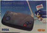 Master System Super Compact ed Sonic Caixa Frente.jpg
