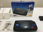 MasterSystemSuperCompactcomSonicnaMemoriaePilhas 09.jpg